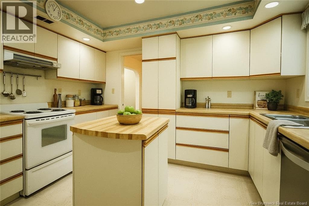 8 Tennis Court Road, photo 19