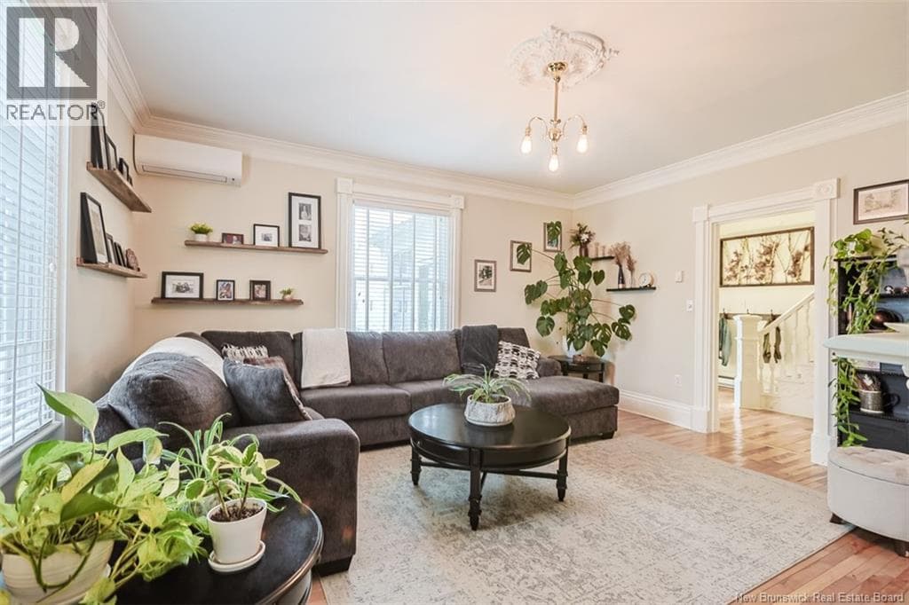 325 St James Street West, photo 8